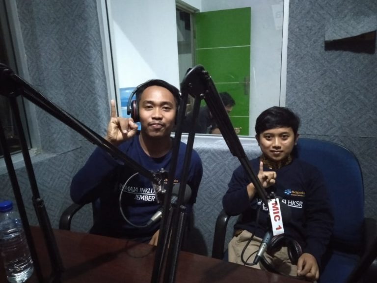 Remaja HKSR Inklusi Jember Sosialisasi Kegiatan di Radio Mutiara FM