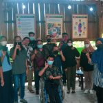 Komunitas remaja dan remaja penyandang disabilitas berfoto bersama setelah mengikuti FGD.