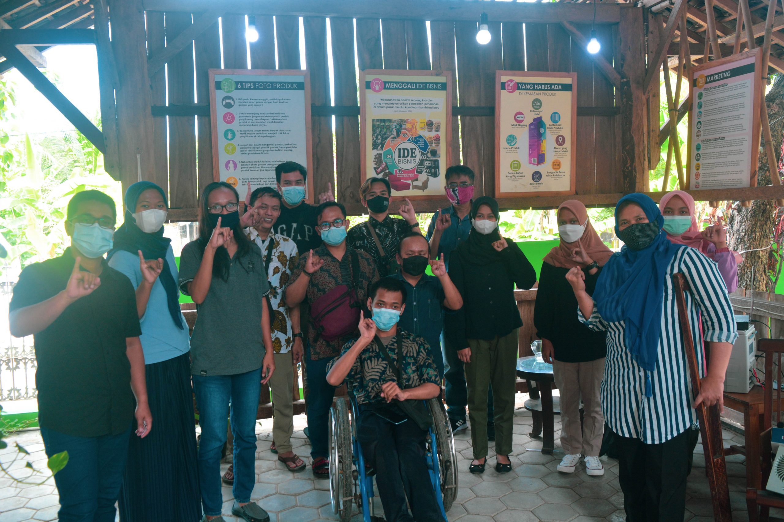 Komunitas remaja dan remaja penyandang disabilitas berfoto bersama setelah mengikuti FGD.