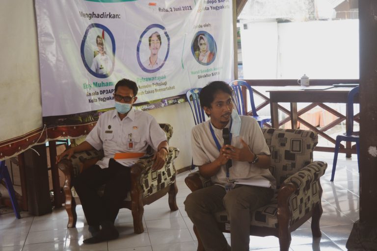 Konselor Psikolog RCB SAPDA sedang memaparkan materi tentang upaya yang bisa dilakukan jika ada keluarga yang menyembunyikan anak penyandang disabilitas.