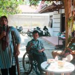 Direktur SAPDA Nurul Saadah Memberikan Pemaparan Tentang HKSR kepada Remaja dan Remaja Disabilitas di Kulon Progo