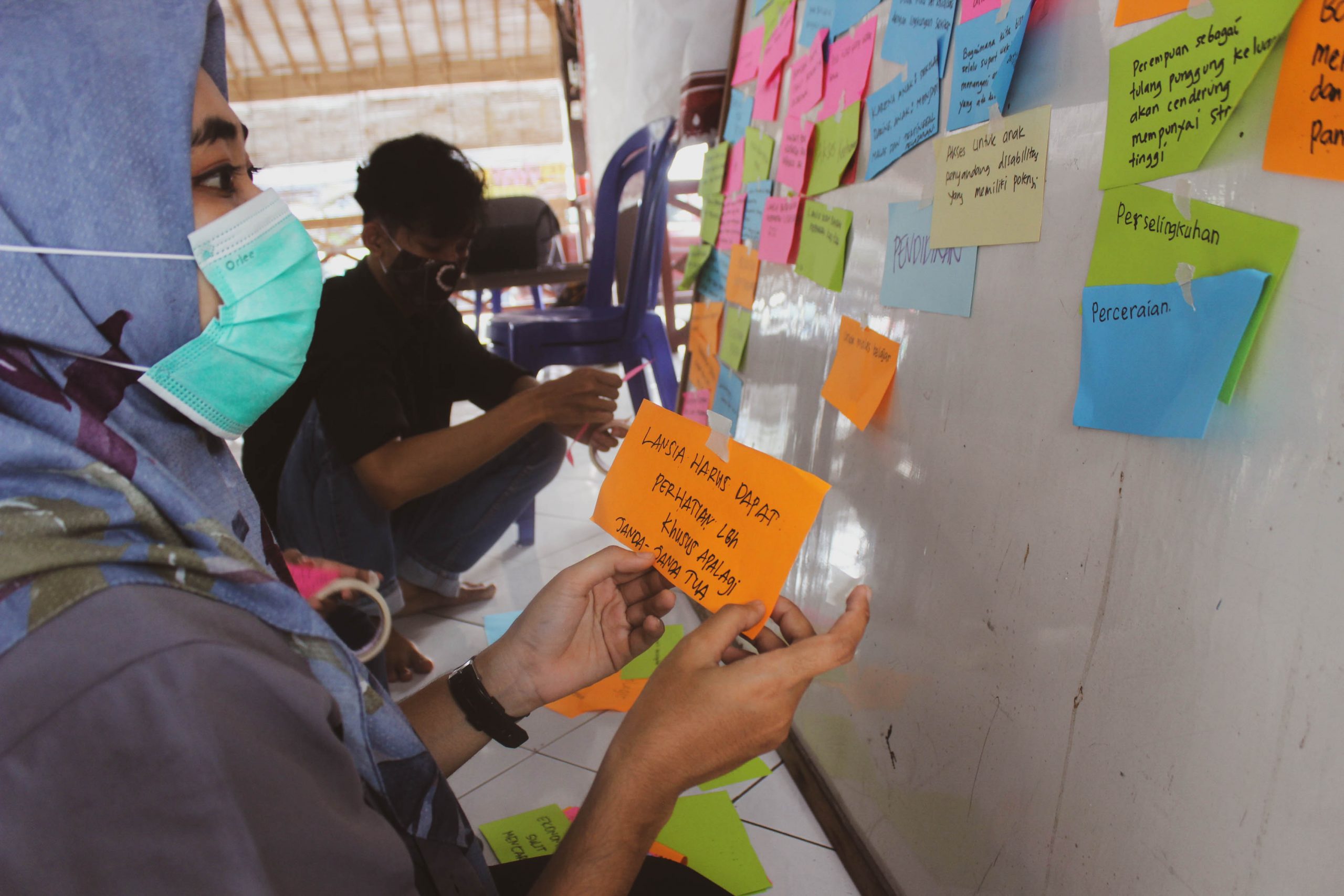 Peserta Diskusi Alokasi Pendanaan bagi Kelompok Rentan sedang Memetakan Dampak Ekonomi, Pendidikan, Psikologi, Keluarga, dan Kesehatan dari Pandemi COVID-19. Kegiatan ini Bertujuan untuk Mengidentifikasi Kerentanan Penyandang Disabilitas, Lansia, Anak-anak, Perempuan Kepala Rumah Tangga/Pencari Nafkah Utama, dan Kelompok Minoritas Seksual dan Gender di Tengah Situasi Pandemi.