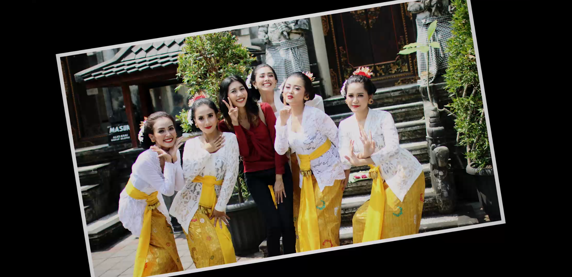 Cuplikan iklan perempuan disabilitas inspirasi nusantara, menunjukan penari disabilitas yang sedang berfoto ria.