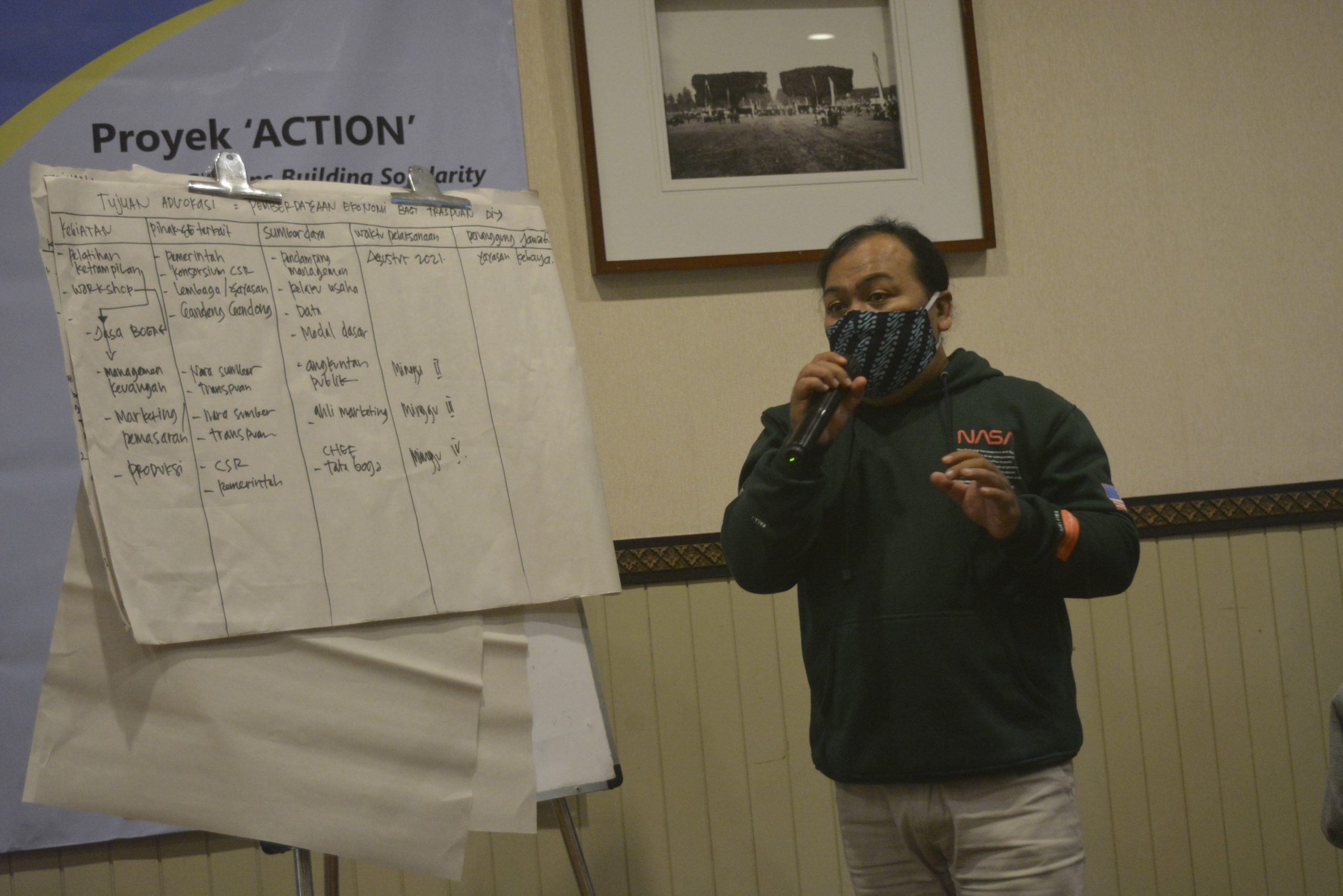 Arum, perwakilan kelompok minoritas gender dan seksual dari Yayasan Kebaya sedang mempresentasikan rencana advokasi pendanaan pemerintah ketika menjadi peserta dalam lokakarya lanjutan Alokasi Pendanaan bagi Kelompok Rentan pada 28 dan 29 Juni 2021 di Kota Yogyakarta