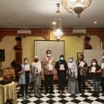 SAPDA menyerahkan hasil penelitian dan policy brief kepada pemerintah daerah yang diwakili oleh Kepala Dinas P3AP2KB Edy Muhammad dan tim produksi NYALA