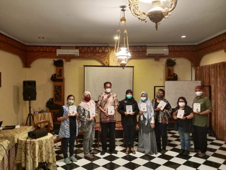 SAPDA menyerahkan hasil penelitian dan policy brief kepada pemerintah daerah yang diwakili oleh Kepala Dinas P3AP2KB Edy Muhammad dan tim produksi NYALA