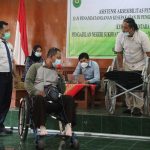 Tim SAPDA sedang memperagakan etika mendorong kursi roda yang tepat.