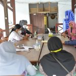 Direktur SAPDA Nurul Saadah Andriani sedang memfasilitasi diskusi pengasuhan anak disabilitas bersama perwakilan orang tua