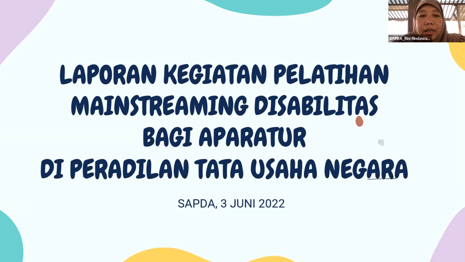 staff WDCC Rini Rindawati sedang mempresentasikan laporan kegiatan pelatihan isu disabilitas bagi PTUN