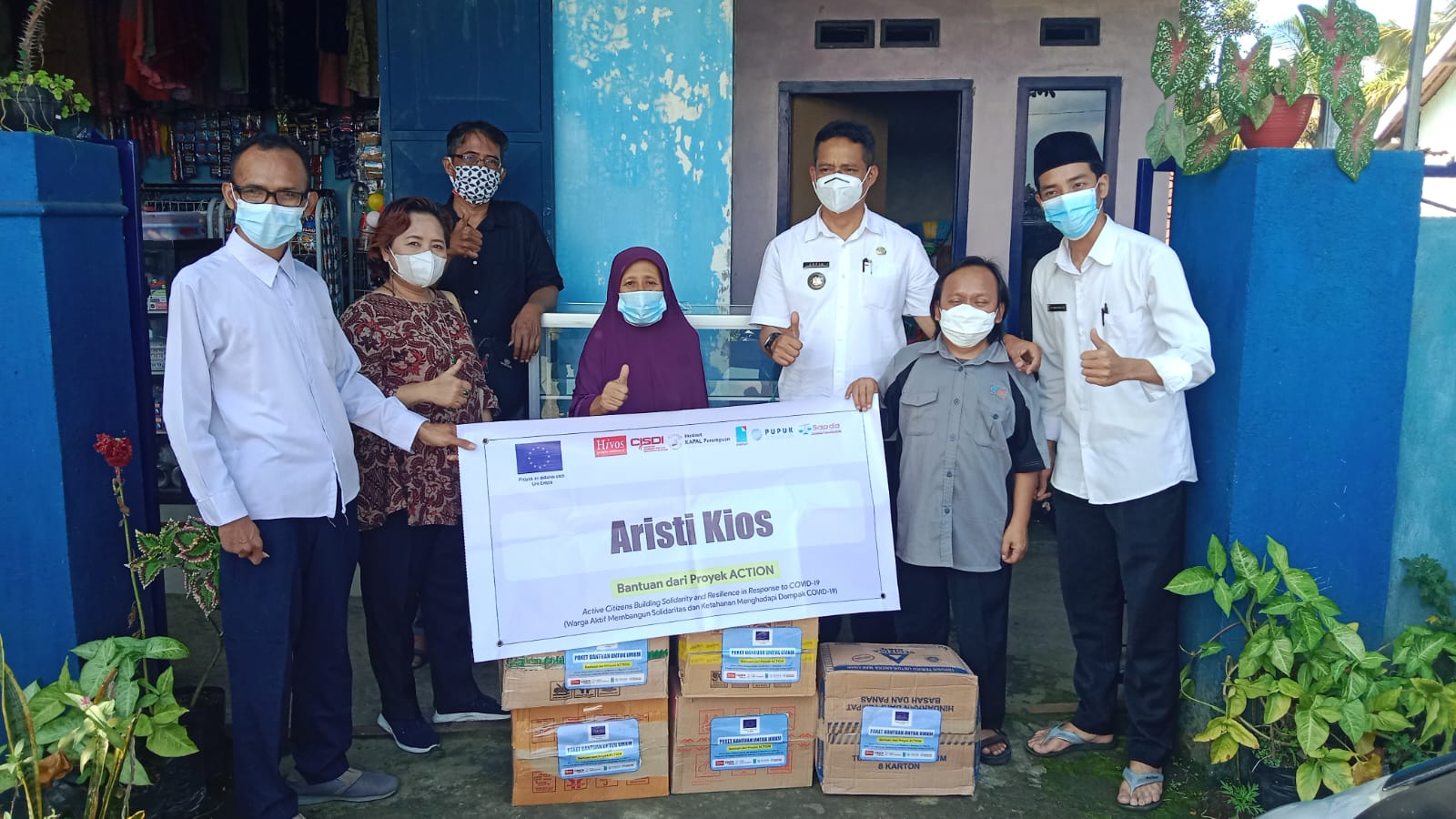 SAPDA bersama pemerintah daerah Montong Gading, Lombok Timur menyerahkan bantuan usaha kepada Istiharah, orang tua dengan anak disabilitas pelaku usaha kelontong asal desa Perian berupa etalase dan komoditas warung.