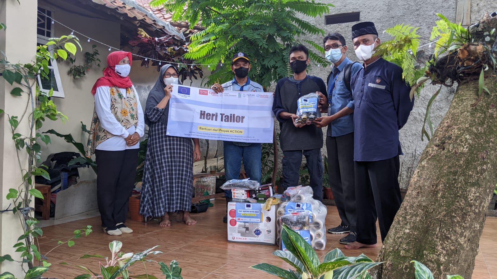 SAPDA menyerahkan bantuan usaha kepada Heri Wahyudi, pelaku usaha konveksi asal Bojonggede, Kabupaten Bogor, berupa mesin jahit dan set perlengkapan usaha jahit.