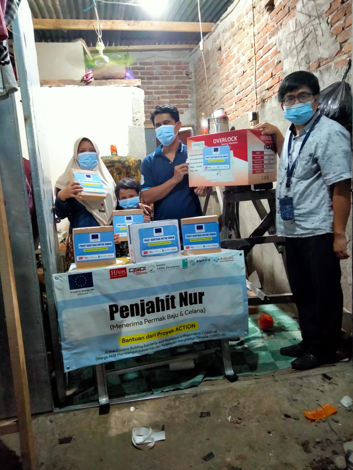 SAPDA menyerahkan bantuan usaha kepada Nur Dewi, penyandang disabilitas netra pelaku usaha konveksi asal Tamangapa, Kota Makassar, berupa mesin jahit dan set perlengkapan usaha jahit.