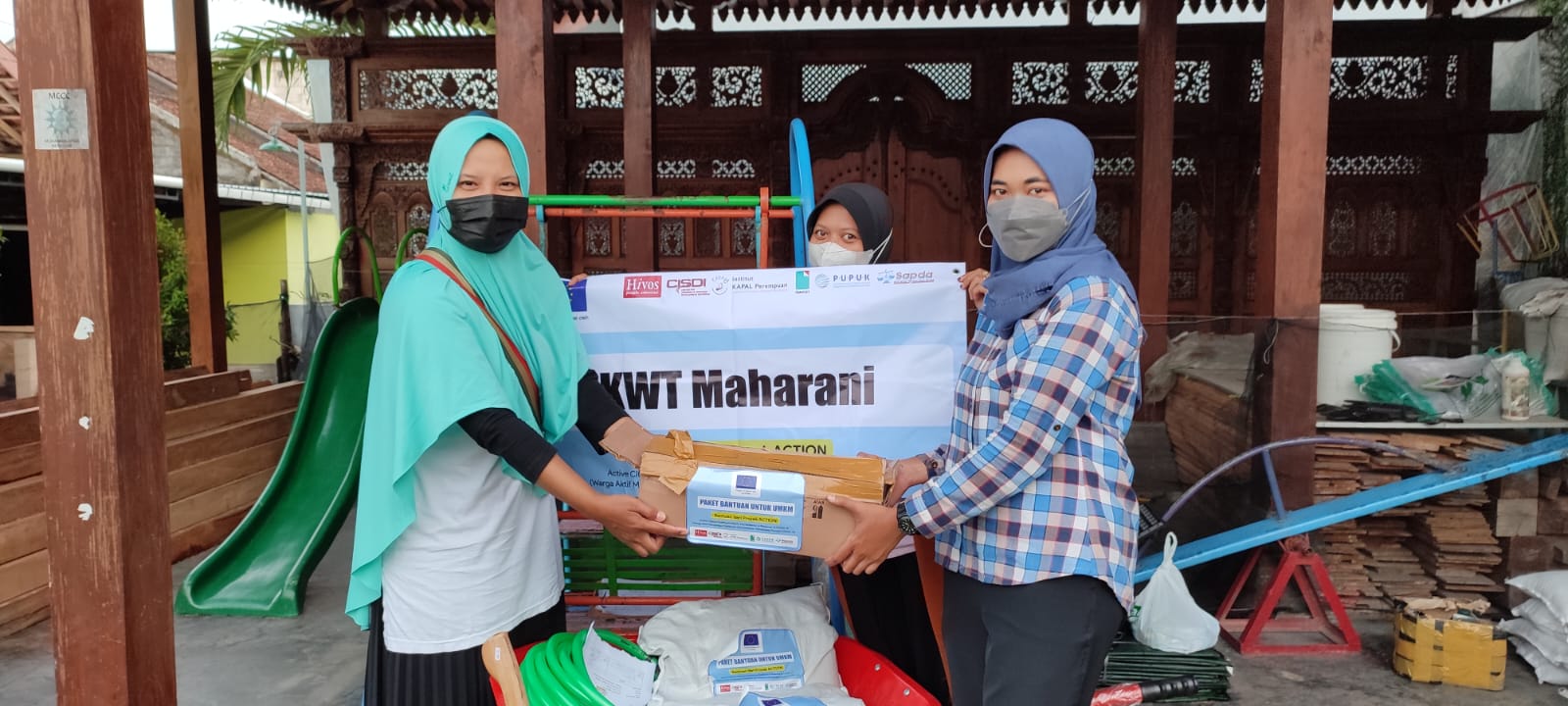 SAPDA menyerahkan bantuan usaha kepada perwakilan Kelompok Wanita Tani (KWT) Maharani asal Purbayan, Kotagede berupa set perlengkapan hidroponik.