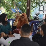 6 orang dari komunitas Tuli sedang duduk melingkar, diskusi tentang kebutuhan untuk penanganan kasus Tuli