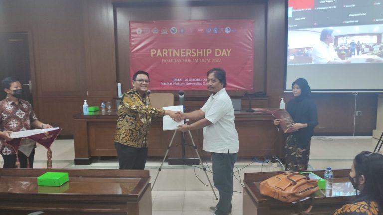 Program Manager SAPDA Ayatulloh menerima plakat dari perwakilan Fakultas Hukum UGM.
