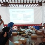 Konselor Hukum dari UPTD PPA Kota Yogyakarta Catur Udi Handayani sedang menjadi narasumber dalam lokakarya bedah UU TPKS bersama seluruh staff SAPDA dan perwakilan organisasi penyandang disabilitas. Bagikan