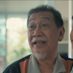 Tangkapan layar dari salah satu adegan film Tegar menampilkan Tegar sedang digendong oleh Kakek