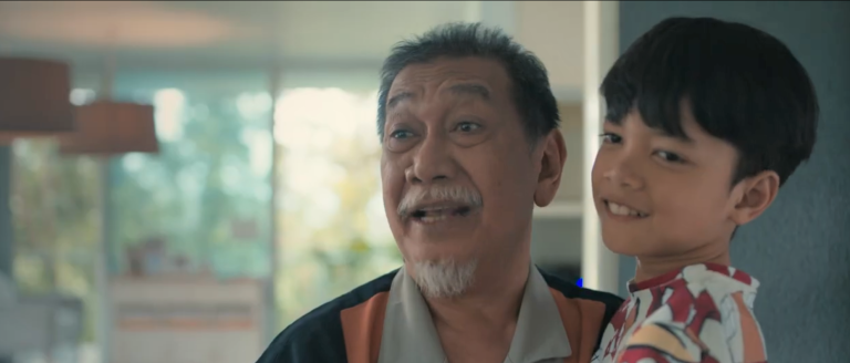 Tangkapan layar dari salah satu adegan film Tegar menampilkan Tegar sedang digendong oleh Kakek