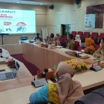 Puluhan yang terdiri dari satuan kerja Pemerintah Kota Yogyakarta dan organisasi sipil sedang melihat presentasi hasil riset kebutuhan dan keinginan anak disabilitas yang dipaparkan oleh Direktur SAPDA Nurul Saadah Andriani