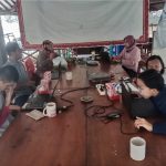 8 orang yang terdiri dari teman-teman disabilitas Netra dan staff SAPDA berkumpul dalam satu meja melakukan uji coba aksesibilitas situs web sapdajogja.org