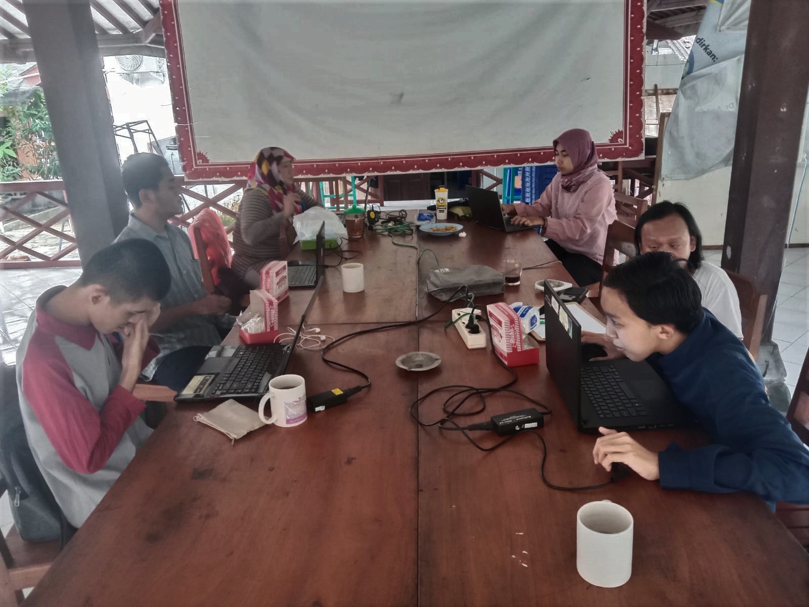 8 orang yang terdiri dari teman-teman disabilitas Netra dan staff SAPDA berkumpul dalam satu meja melakukan uji coba aksesibilitas situs web sapdajogja.org