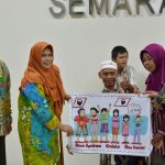 Gambar berisi 6 orang berfoto bersama.