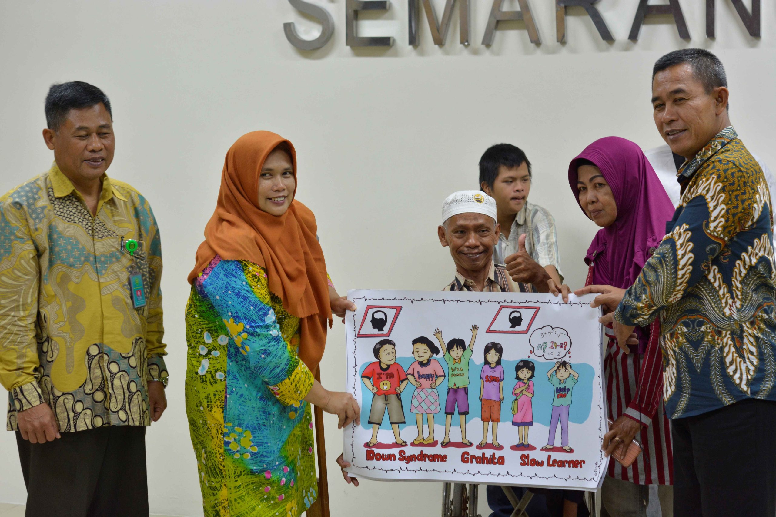 Gambar berisi 6 orang berfoto bersama.