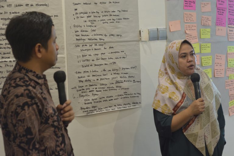 Koordinator Rumah Cakap Bermartabat SAPDA Arini Robi Izzati mempresentasikan hasik diskusi kelompok bersama fasilitator, Zaenur.