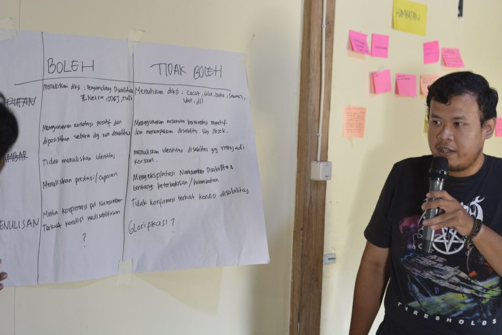 Salah satu peserta lokakarya, jurnalis dari media Merdeka, sedang mempresenrasikan hasil diskusi kelompok.