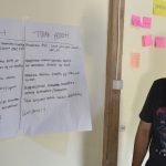 Salah satu peserta lokakarya, jurnalis dari media Merdeka, sedang mempresenrasikan hasil diskusi kelompok.